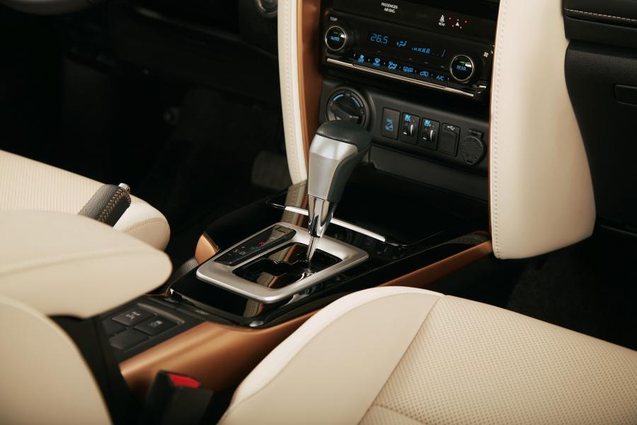 Детали интерьера Toyota SW4 SRX Diamond 2018 года  (фото 6 из 6)